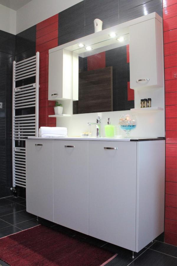 Daire Kallia's Modern *